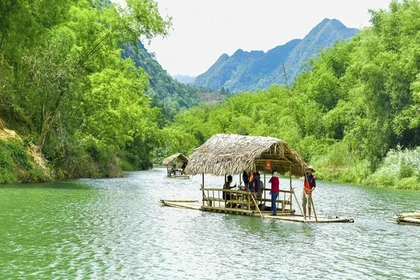 Chèo bè suối Chàm: Trải nghiệm bình yên ở Chiềng Lau